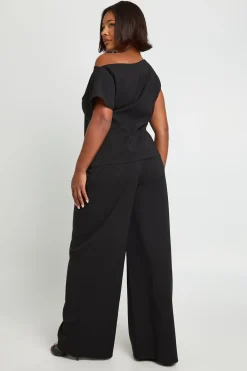 boohoo Plus Top asymétrique à épaules dénudées et pantalon à jambes larges à taille plissée<Femme Ensembles
