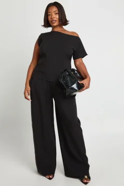 boohoo Plus Top asymétrique à épaules dénudées et pantalon à jambes larges à taille plissée<Femme Ensembles