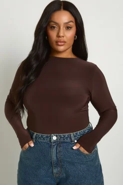 boohoo Plus t-shirt à manches longues en slinky à double couche<Femme Looks Chocolat|Tops D’Automne