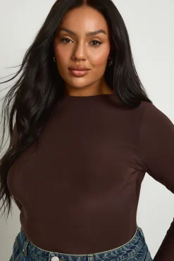 boohoo Plus t-shirt à manches longues en slinky à double couche<Femme Looks Chocolat|Tops D’Automne