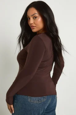 boohoo Plus t-shirt à manches longues en slinky à double couche<Femme Looks Chocolat|Tops D’Automne