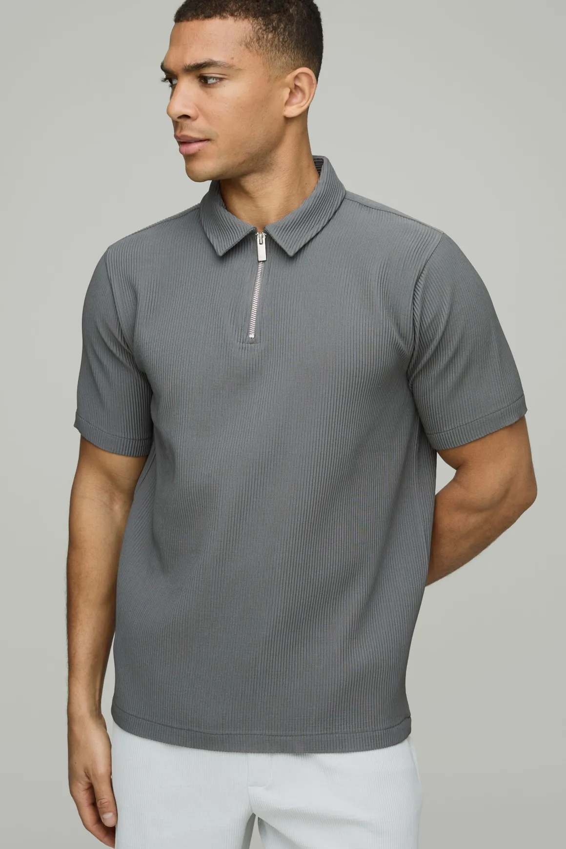 Polo à col zippé, manches courtes plissées, coupe régulière