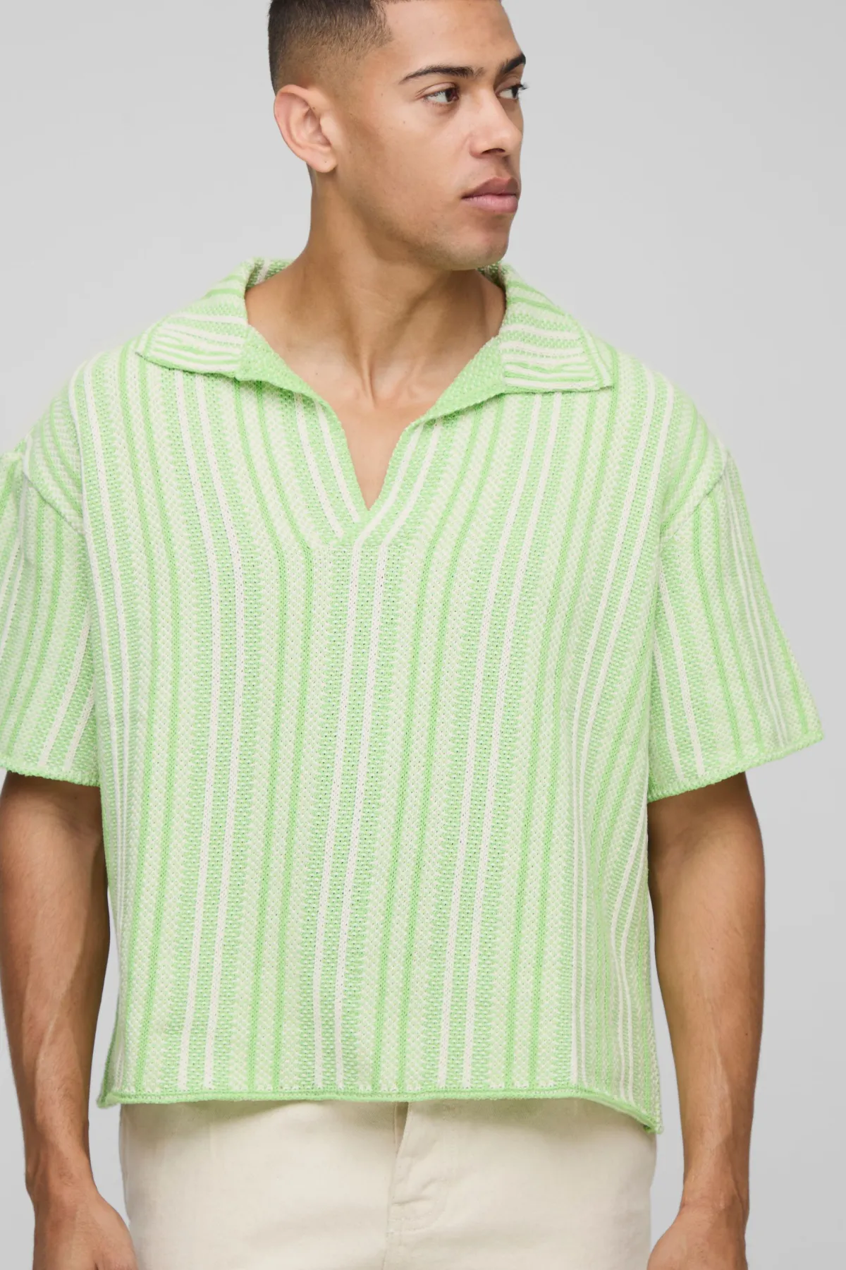 boohooMAN Polo en maille tricotée, coupe ample et carrée, col en V, rayures texturées<Homme Polos|Maille