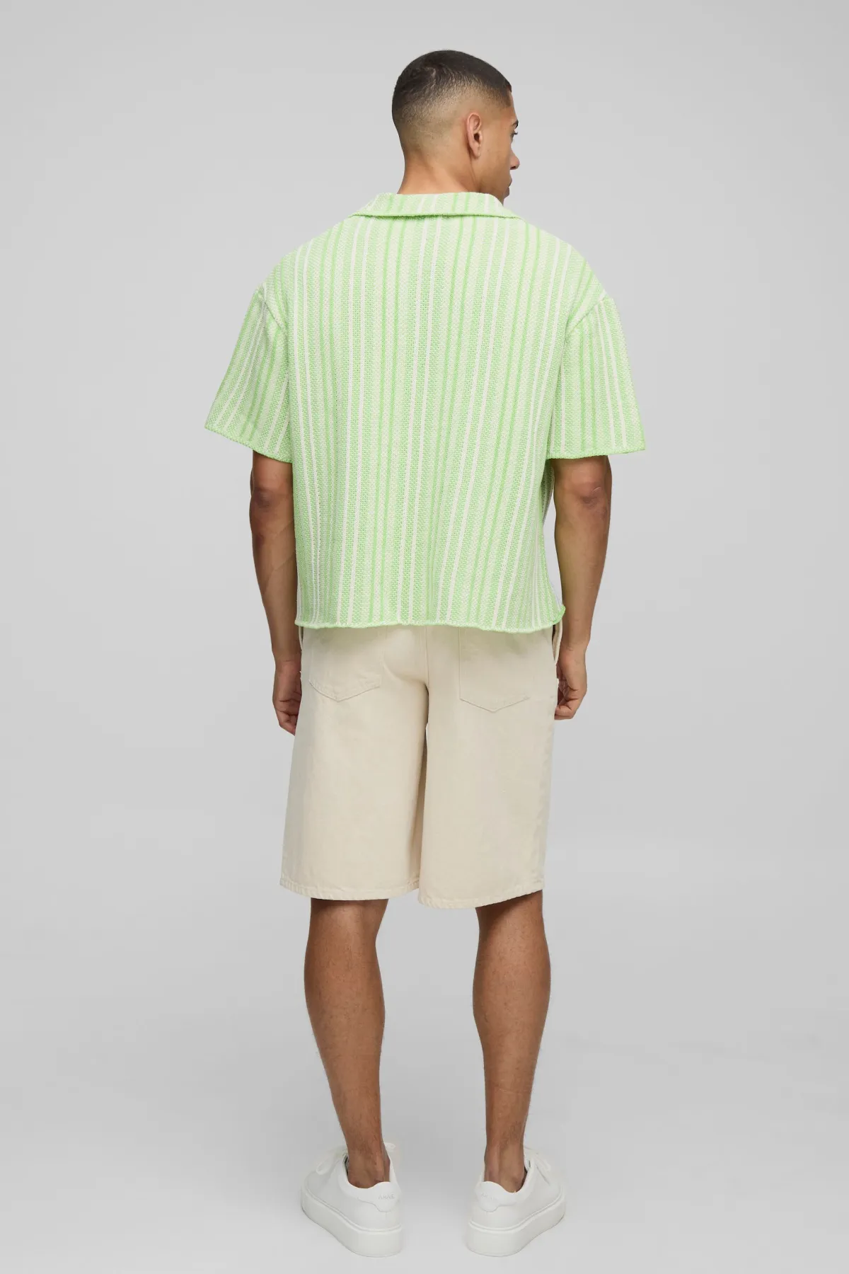 boohooMAN Polo en maille tricotée, coupe ample et carrée, col en V, rayures texturées<Homme Polos|Maille