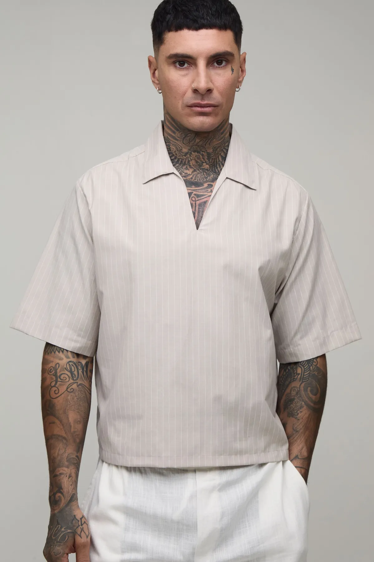 boohooMAN Polo Rayé Popeline Col V Boxy Oversize Tall<Homme Polos|Tout Afficher