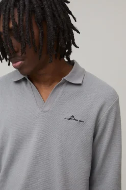 boohooMAN Polo texturé à manches longues, coupe ajustée, signature BM brodée, col en V<Homme Polos