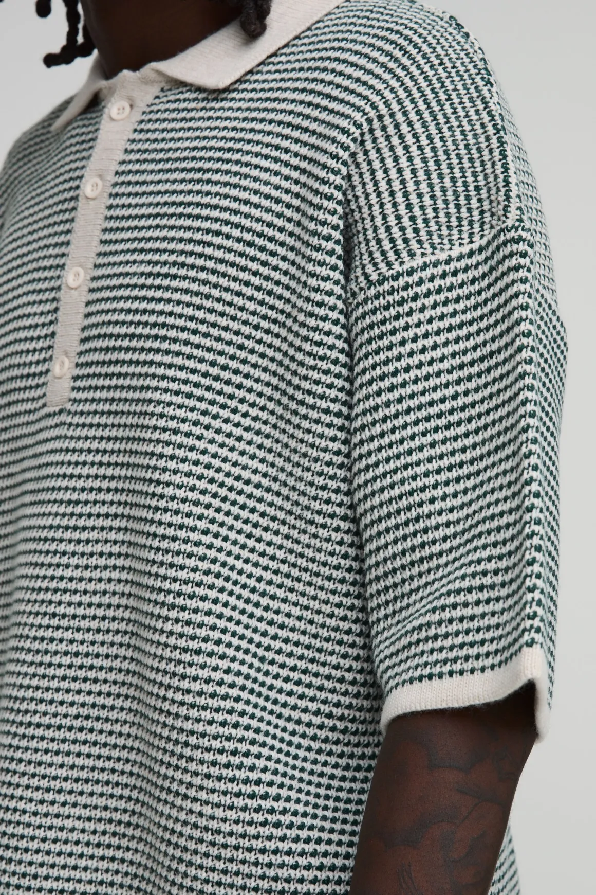 Polo Tricoté Décontracté À Rayures Texturées Avec Patte De Boutonnage Allongée