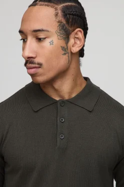 Polo tricoté à manches longues boutonné, coupe régulière.