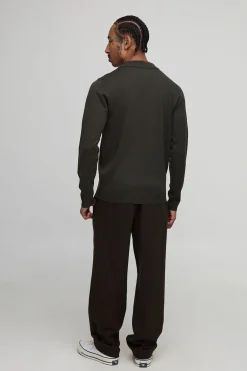 Polo tricoté à manches longues boutonné, coupe régulière.