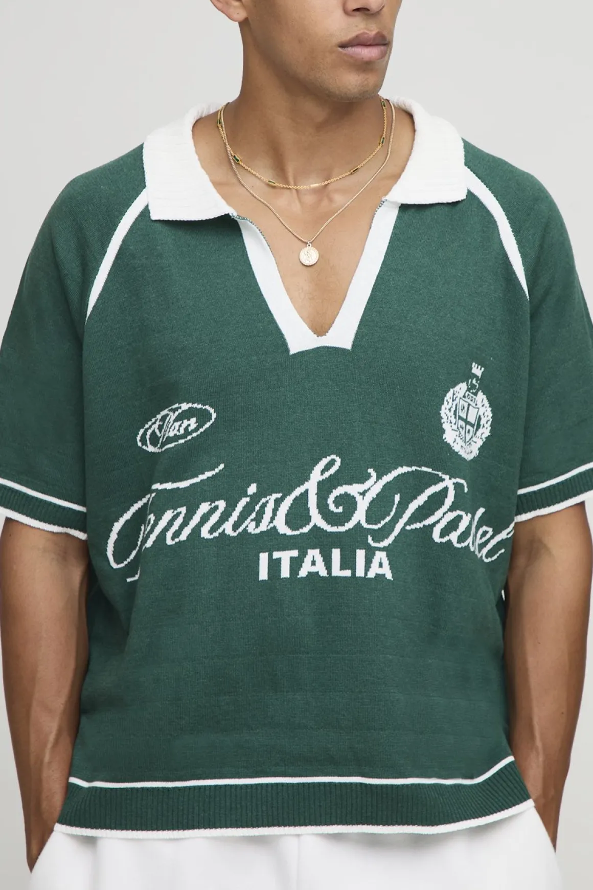 Polo tricoté raglan varsity, col en V et coupe boxy