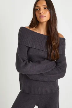 Pull Bardot tricoté épais version grande taille et pantalon à jambe droite coordonné
