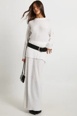 Pull à col rond en maille côtelée douce et jupe maxi coordonnée