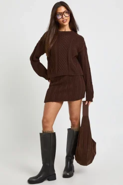 Pull à col rond en maille torsadée et mini-jupe