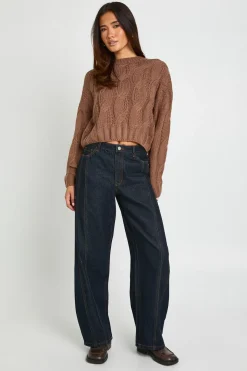 Pull court-croisé en maille torsadée