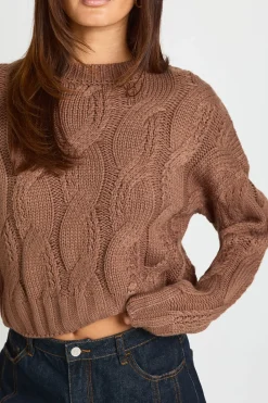 Pull court-croisé en maille torsadée