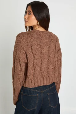 Pull court-croisé en maille torsadée