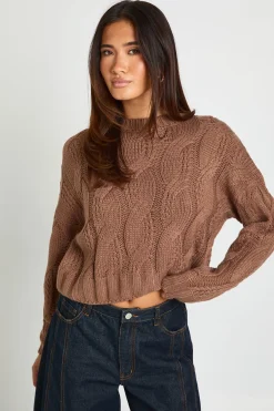 Pull court-croisé en maille torsadée