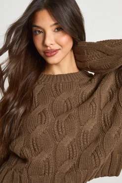 Pull court en maille torsadée