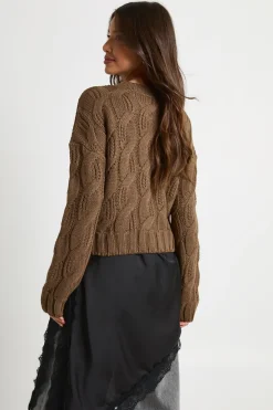 Pull court en maille torsadée