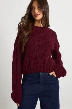 Pull court en maille torsadée