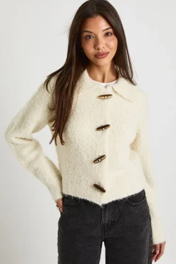 Pull en maille bouclé épais avec col à boutons à bascule