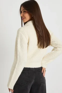 Pull en maille bouclé épais avec col à boutons à bascule