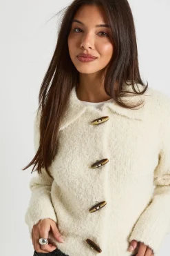Pull en maille bouclé épais avec col à boutons à bascule