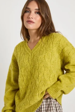 Pull en maille épaisse à col en V et à torsades