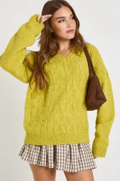 Pull en maille épaisse à col en V et à torsades