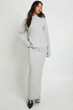 Pull oversize avec détail d'ourlet à pampilles et jupe tricotée coordonnée