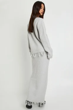 Pull oversize avec détail d'ourlet à pampilles et jupe tricotée coordonnée