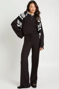 Pull-over tricoté oversize à col montant boutonné et pantalon droit coordonné