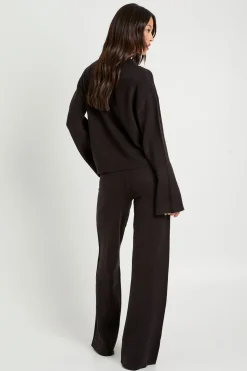 Pull-over tricoté oversize à col montant boutonné et pantalon droit coordonné