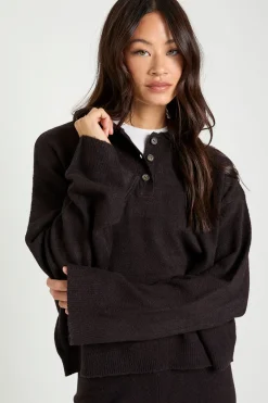 Pull-over tricoté oversize à col montant boutonné et pantalon droit coordonné