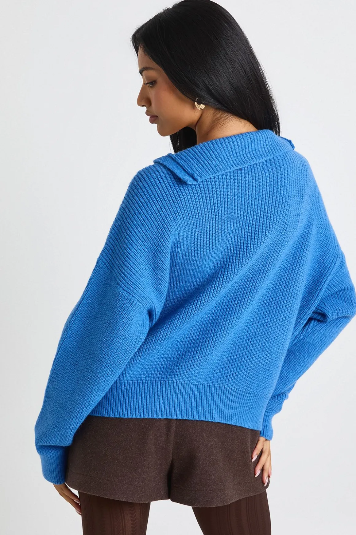 Pull-over ultra doux à col haut, asymétrique et boutonné