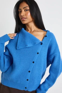 Pull-over ultra doux à col haut, asymétrique et boutonné
