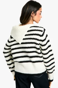 Pull tricoté avec détail de col à rayures