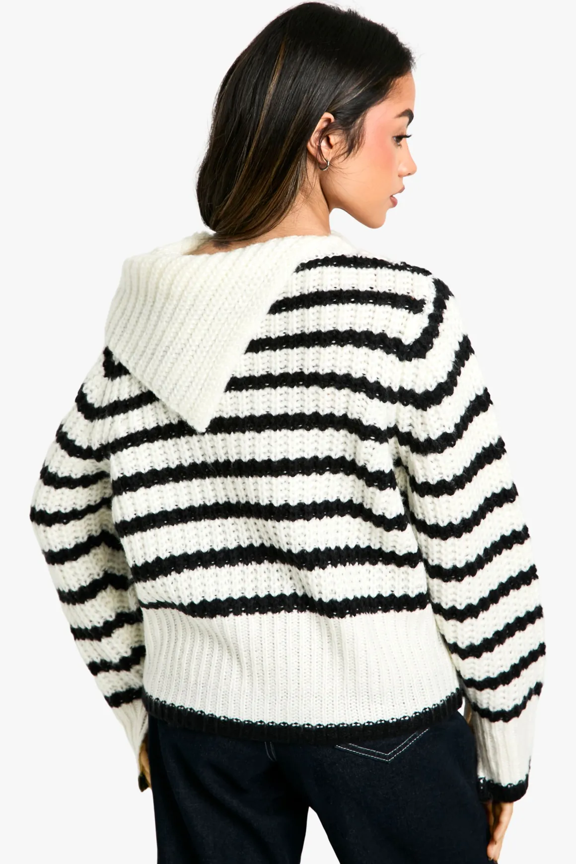 Pull tricoté avec détail de col à rayures