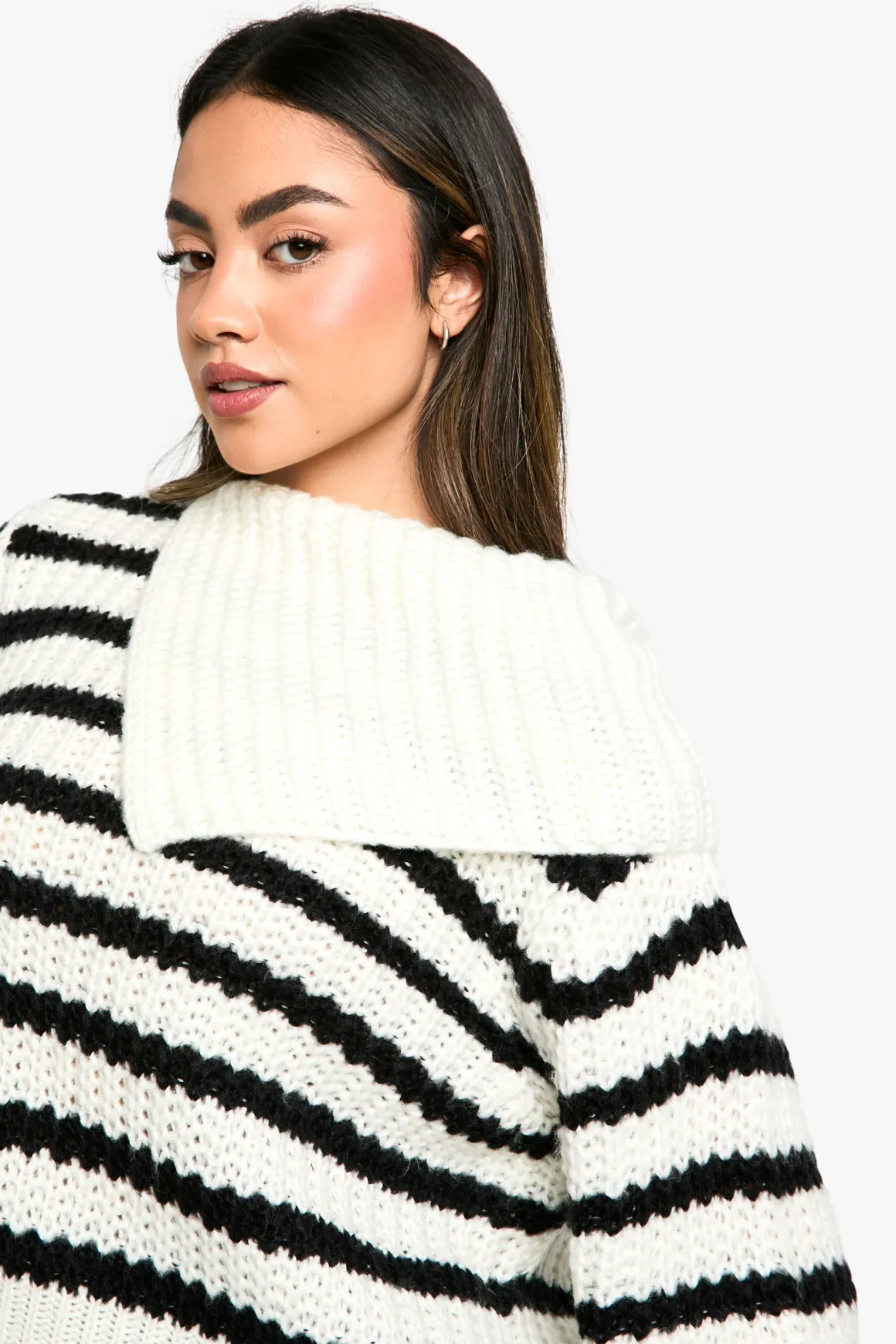 Pull tricoté avec détail de col à rayures