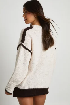 Pull tricoté à col rond avec ourlet asymétrique