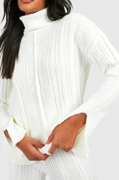 Pull tricoté doux en côtes mixtes à col roulé