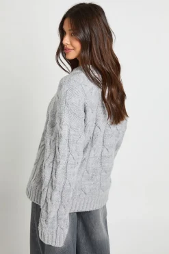 Pull tricoté oversize à épaules tombées avec motif de câbles sur l'ensemble