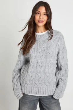 Pull tricoté oversize à épaules tombées avec motif de câbles sur l'ensemble
