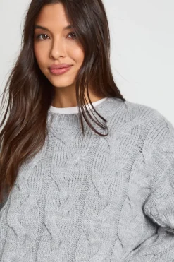 Pull tricoté oversize à épaules tombées avec motif de câbles sur l'ensemble