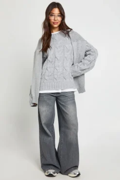 Pull tricoté oversize à épaules tombées avec motif de câbles sur l'ensemble