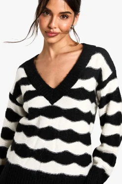 boohoo Pull tricoté oversize à rayures en col en V<Femme Pulls Et Gilets|Toutes Les Mailles