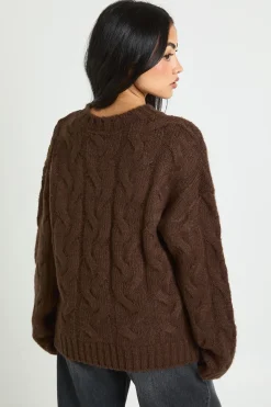 Pull tricoté surdimensionné à épaules tombantes et motif torsadé sur l'ensemble
