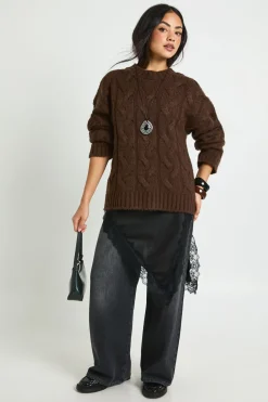 Pull tricoté surdimensionné à épaules tombantes et motif torsadé sur l'ensemble