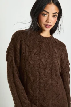 Pull tricoté surdimensionné à épaules tombantes et motif torsadé sur l'ensemble