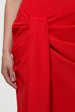 Robe ajustée à encolure asymétrique avec détails en fines bretelles